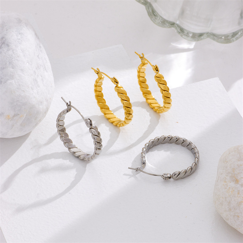 European and American style titanium steel non-fading gold chunky round braided earrings, unique and stylish, versatile ear cuffs and hoop earrings.