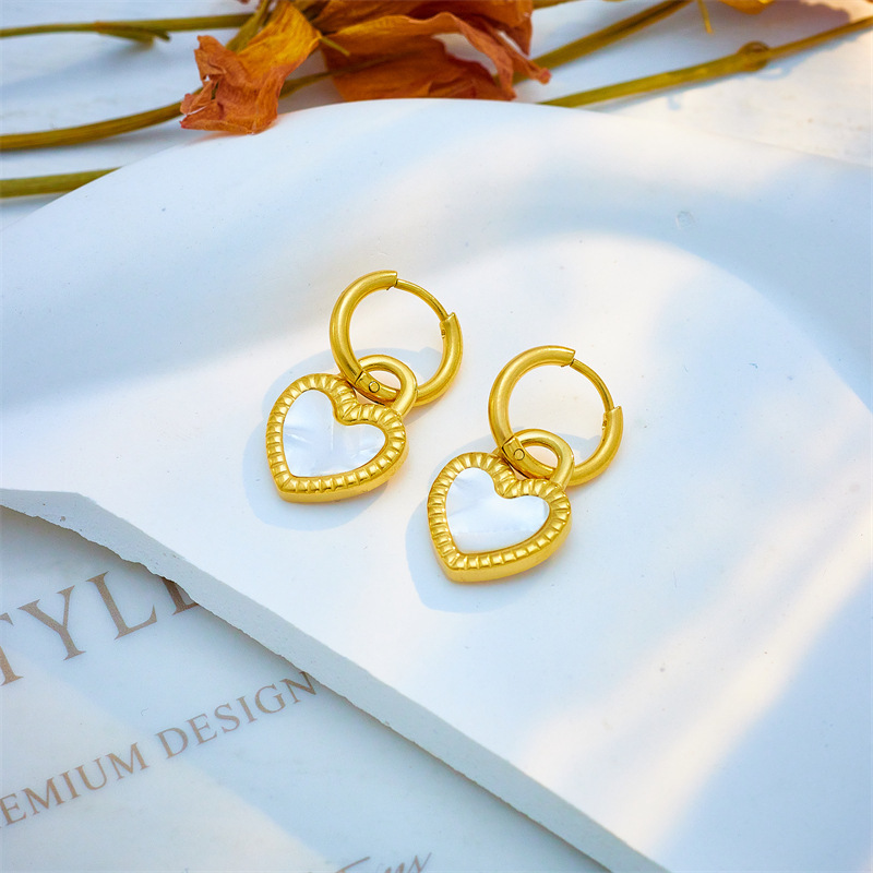 Fashionable, niche, minimalist, and unique heart-shaped pendant earring and necklace set, elegant clavicle chain earrings.