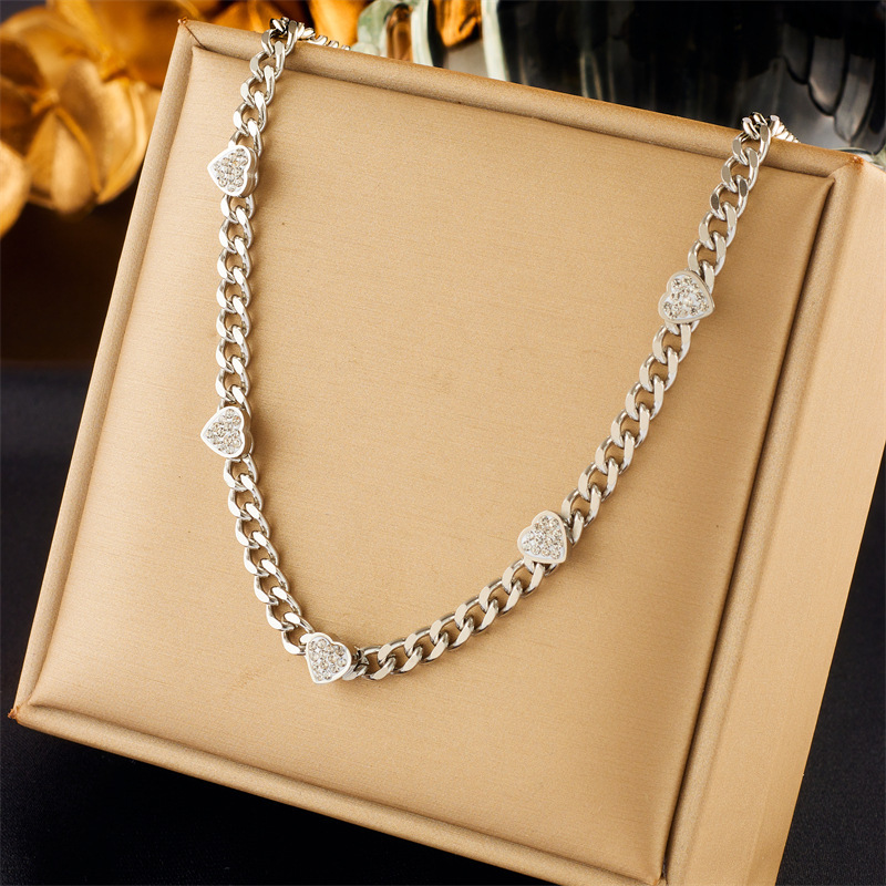 European and American style, high-end, minimalist, diamond-encrusted heart-shaped chunky chain necklace, simple and niche titanium steel metal necklace.