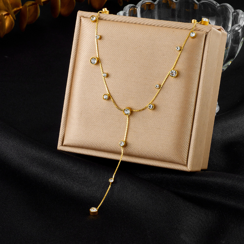 New, unique, versatile, and simple stainless steel necklace with rhinestone-studded heart-shaped accessories and Y-shaped long tassel.