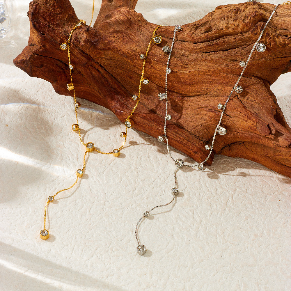 New, unique, versatile, and simple stainless steel necklace with rhinestone-studded heart-shaped accessories and Y-shaped long tassel.