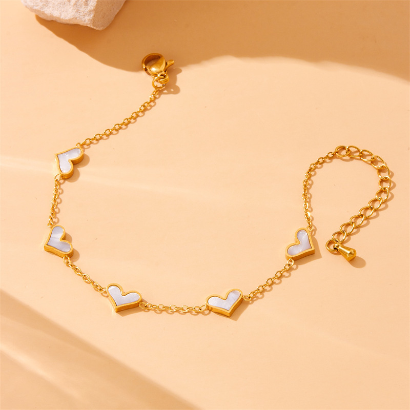 Korean style, simple and fashionable, elegant gold-plated seashell heart accessory chain stainless steel bracelet, earrings, and necklace set.