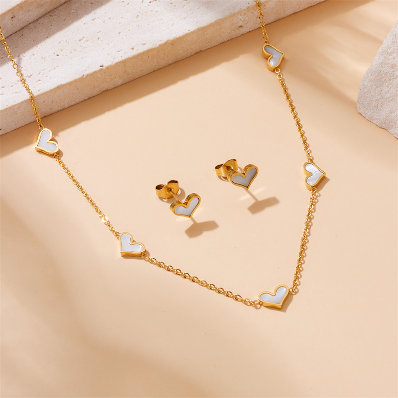 Korean style, simple and fashionable, elegant gold-plated seashell heart accessory chain stainless steel bracelet, earrings, and necklace set.