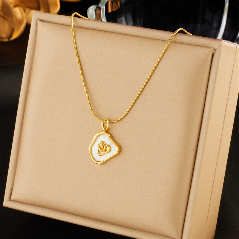 Fashionable, niche, creative design, retro, high-end, elegant mother-of-pearl pendant with diamonds, floral and heart-shaped accessories necklace.