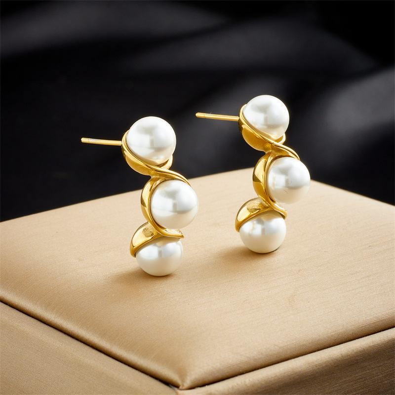 Retro-chic, minimalist, elegant round stainless steel earrings inlaid with pearls