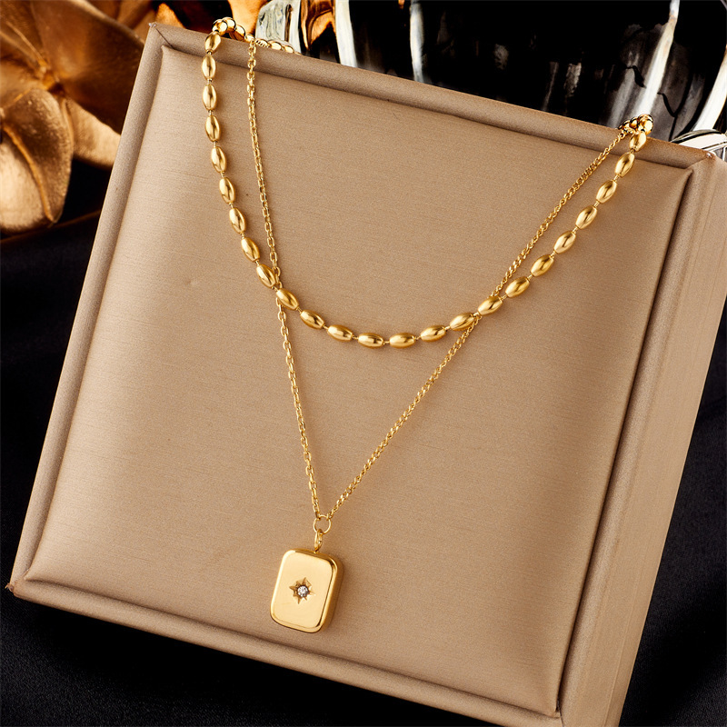 European and American style minimalist retro three-dimensional square pendant with eight-pointed star and diamonds, exquisite, simple and versatile, suitable for layering necklaces.