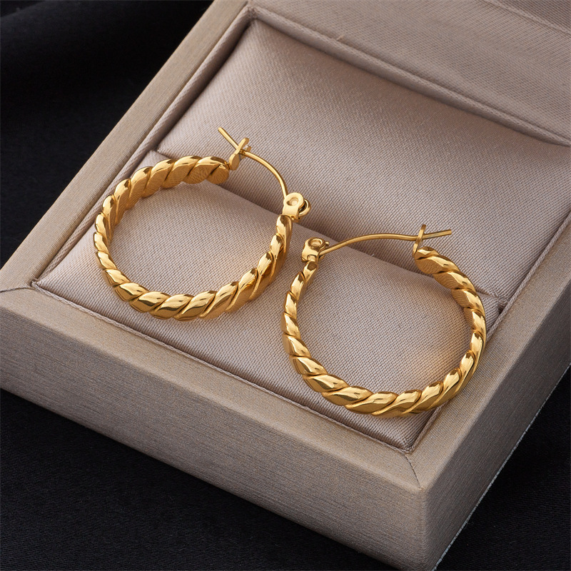 European and American style titanium steel non-fading gold chunky round braided earrings, unique and stylish, versatile ear cuffs and hoop earrings.