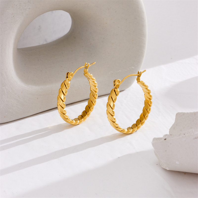 European and American style titanium steel non-fading gold chunky round braided earrings, unique and stylish, versatile ear cuffs and hoop earrings.