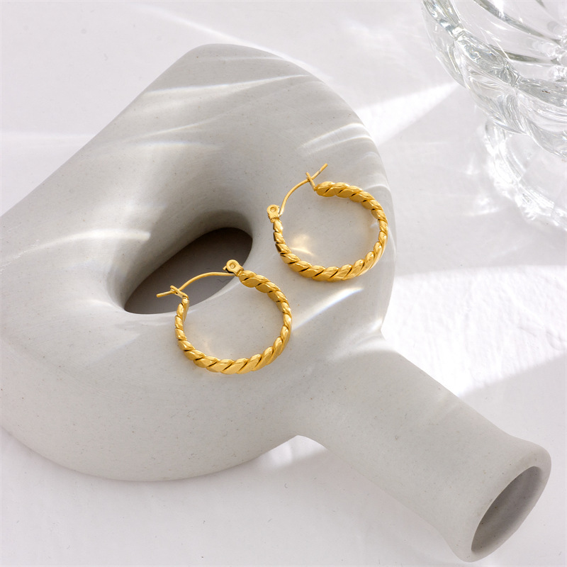 European and American style titanium steel non-fading gold chunky round braided earrings, unique and stylish, versatile ear cuffs and hoop earrings.