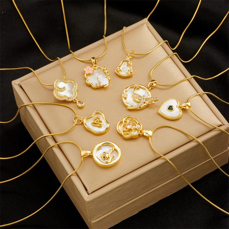 Fashionable, niche, creative design, retro, high-end, elegant mother-of-pearl pendant with diamonds, floral and heart-shaped accessories necklace.