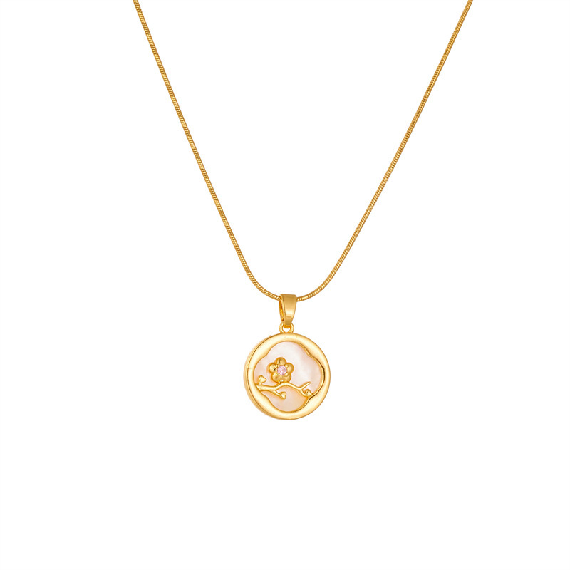 Fashionable, niche, creative design, retro, high-end, elegant mother-of-pearl pendant with diamonds, floral and heart-shaped accessories necklace.