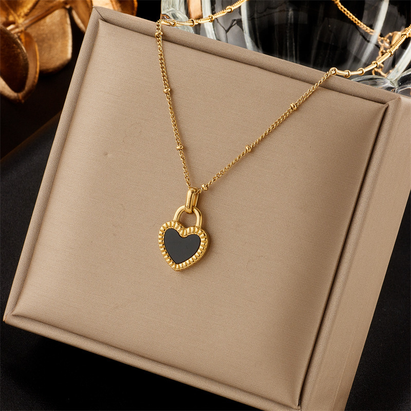 Fashionable, niche, minimalist, and unique heart-shaped pendant earring and necklace set, elegant clavicle chain earrings.