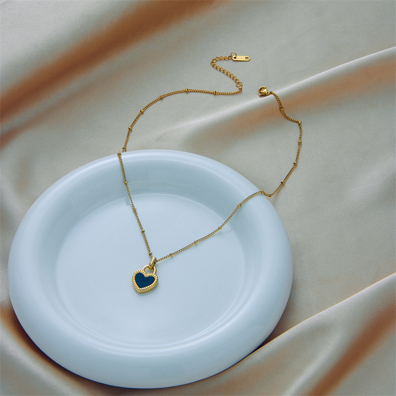 Fashionable, niche, minimalist, and unique heart-shaped pendant earring and necklace set, elegant clavicle chain earrings.