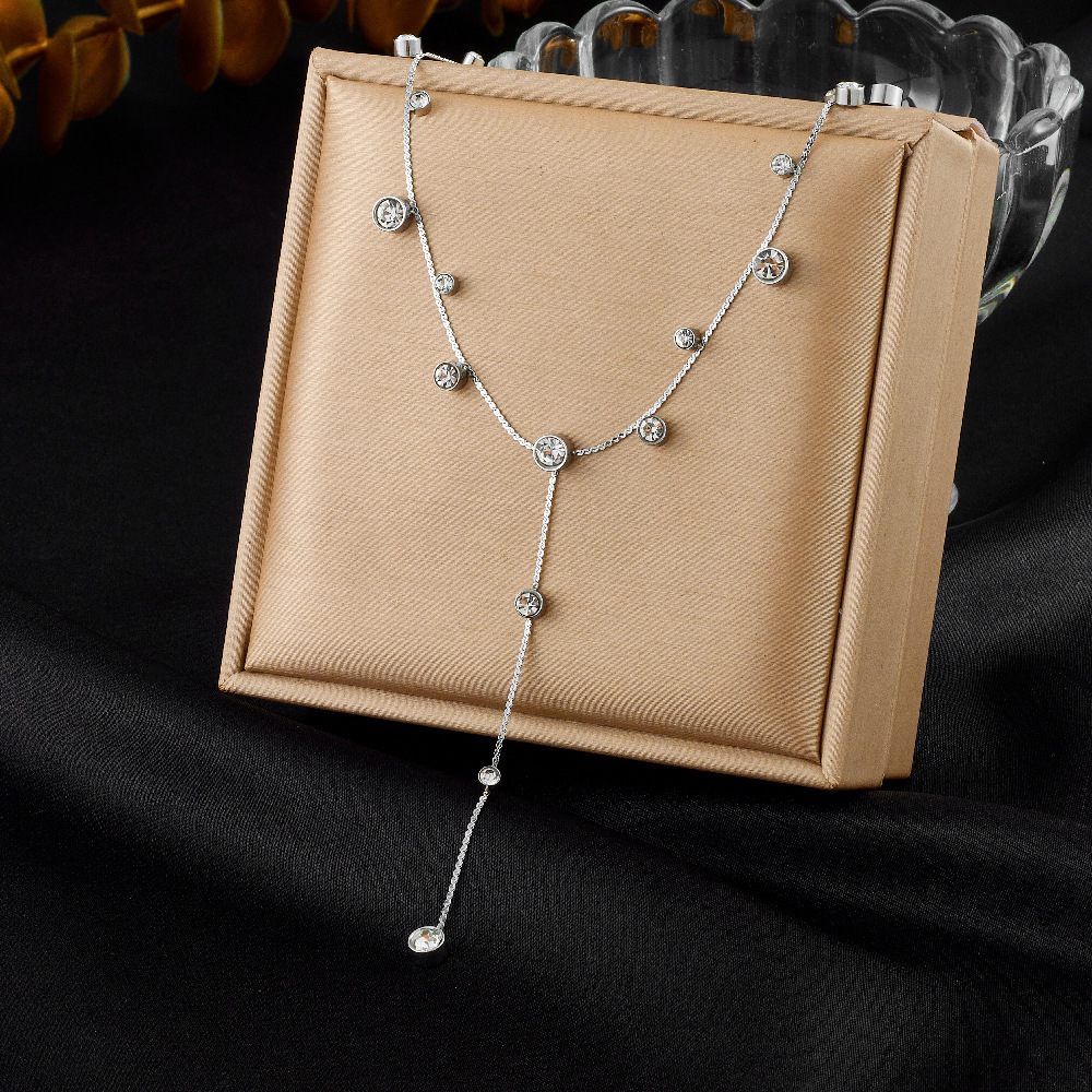 New, unique, versatile, and simple stainless steel necklace with rhinestone-studded heart-shaped accessories and Y-shaped long tassel.