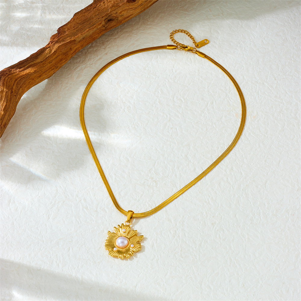 Cross-border fashion freshwater pearl sunflower gold-plated blade chain stainless steel pendant irregular personalized necklace
