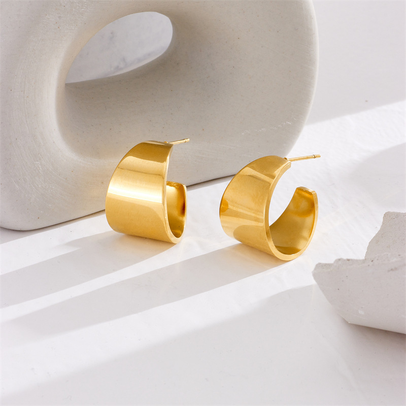 European and American minimalist cool style exquisite glossy C-shaped wide face high-end temperament temperament individual titanium steel stud earrings