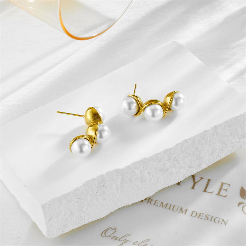 Retro-chic, minimalist, elegant round stainless steel earrings inlaid with pearls