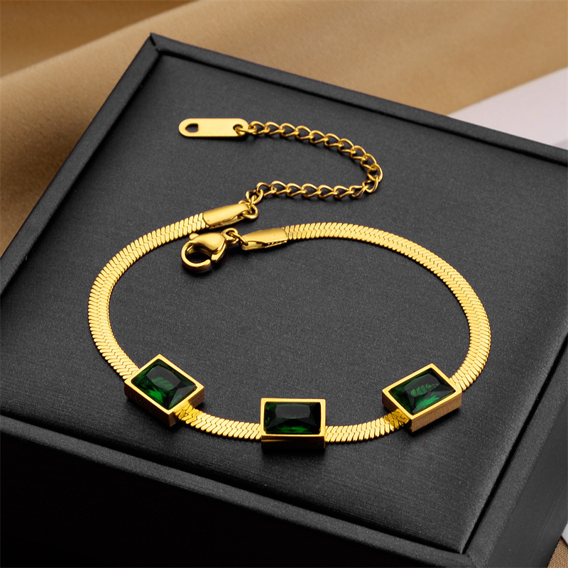 Fashionable, niche, light luxury, high-end emerald sugar cube bracelet and necklace set with titanium steel, elegant retro and minimalist style.
