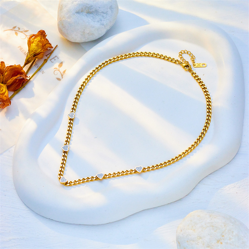 European and American style, high-end, minimalist, diamond-encrusted heart-shaped chunky chain necklace, simple and niche titanium steel metal necklace.