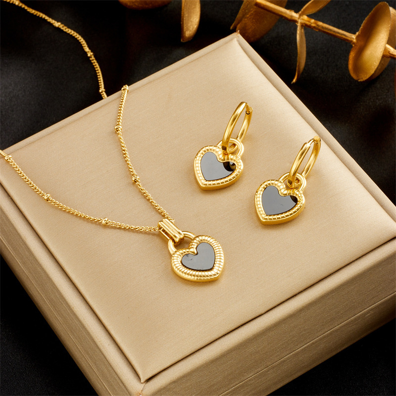 Fashionable, niche, minimalist, and unique heart-shaped pendant earring and necklace set, elegant clavicle chain earrings.