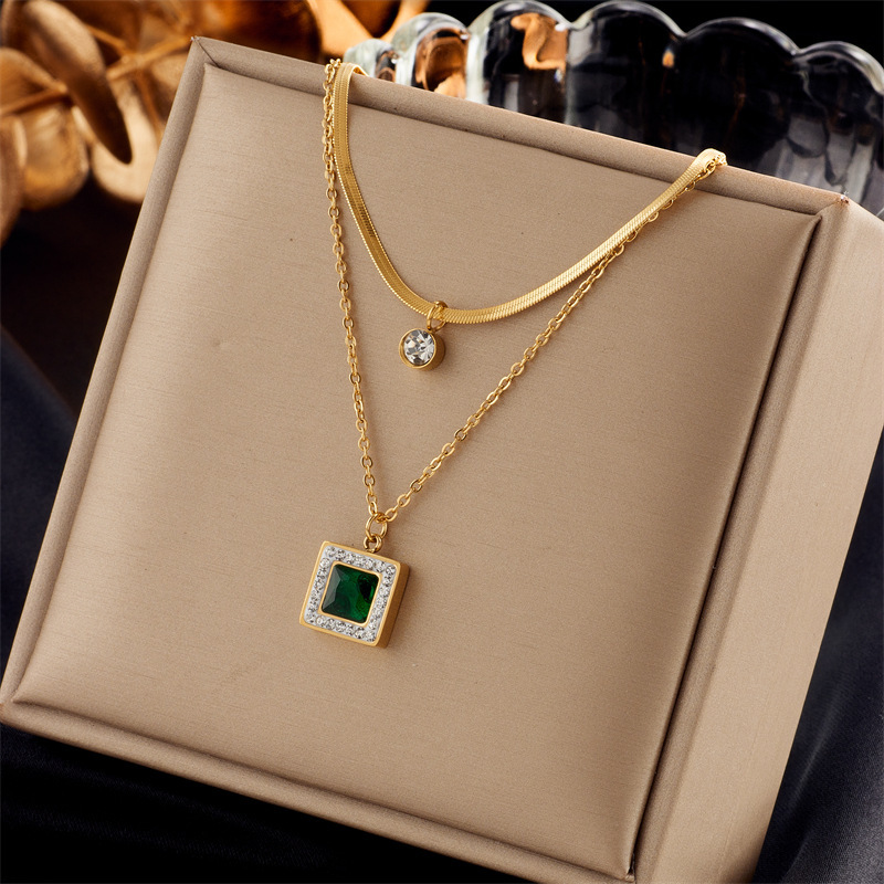 Fashionable, niche, retro, light luxury, simple diamond-encrusted emerald square pendant necklace and bracelet jewelry set