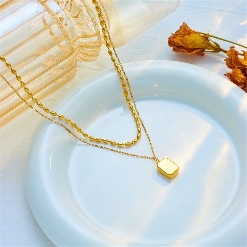 European and American style minimalist retro three-dimensional square pendant with eight-pointed star and diamonds, exquisite, simple and versatile, suitable for layering necklaces.