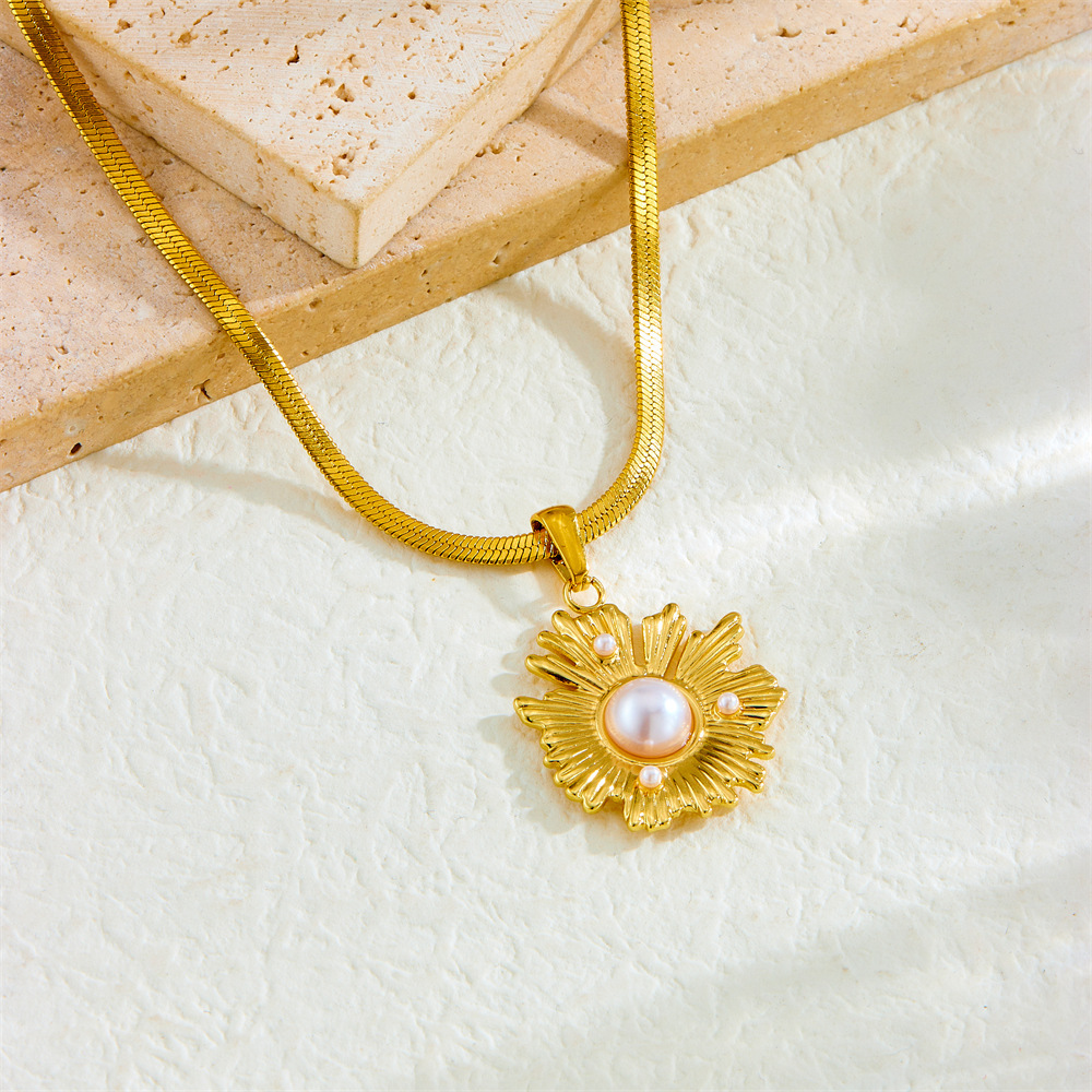 Cross-border fashion freshwater pearl sunflower gold-plated blade chain stainless steel pendant irregular personalized necklace