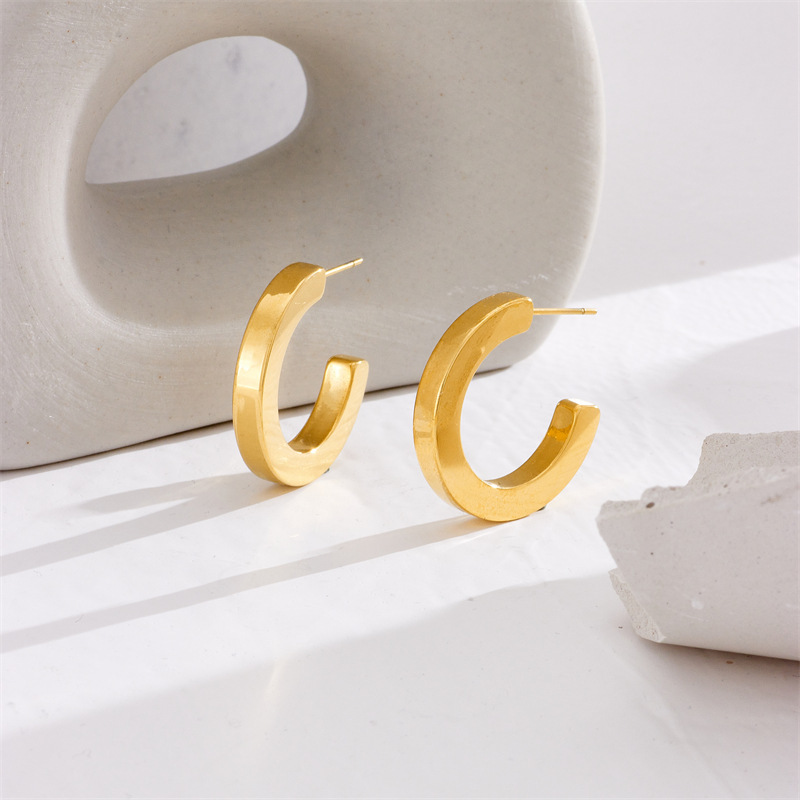 Niche fashion minimalist versatile metallic retro style high-end C-shaped three-dimensional titanium steel semi-circular simple stud earrings