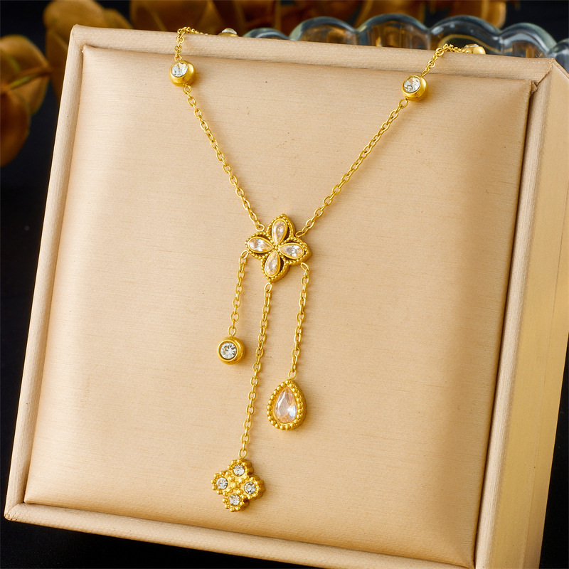 French retro-chic, light luxury, high-end diamond-encrusted teardrop-shaped four-petal flower pendant chain stainless steel clavicle necklace