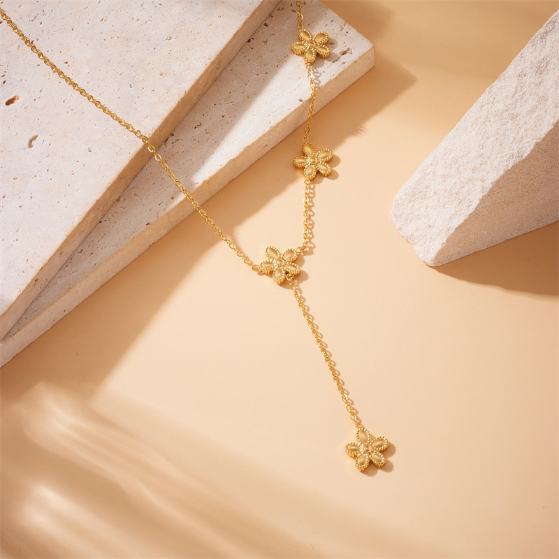 Korean style, fashionable, simple, versatile, gold-plated stainless steel flower accessory chain tassel necklace