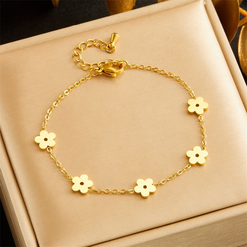 Korean style, simple, fashionable, versatile, glossy gold-plated stainless steel flower accessory chain necklace, earrings, and bracelet set.
