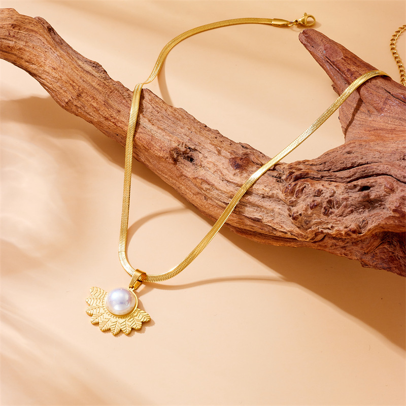 European and American cross-border fashion retro pearl inlaid fan-shaped feather pendant stainless steel chain gold-plated jewelry necklace