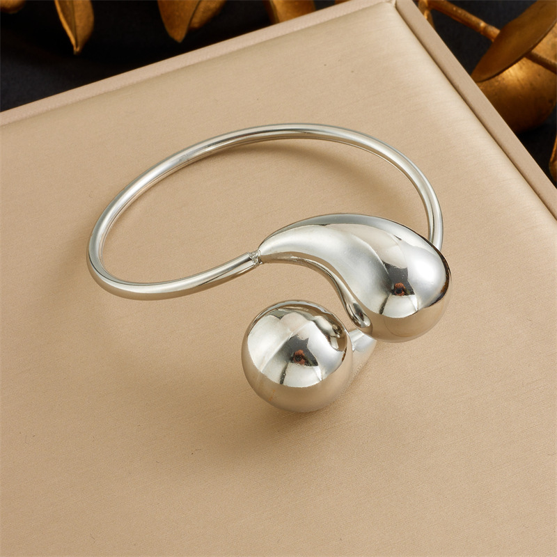 Bestselling European and American style stainless steel hollow smooth teardrop bracelet, stainless steel material, gold and silver comma-shaped open set