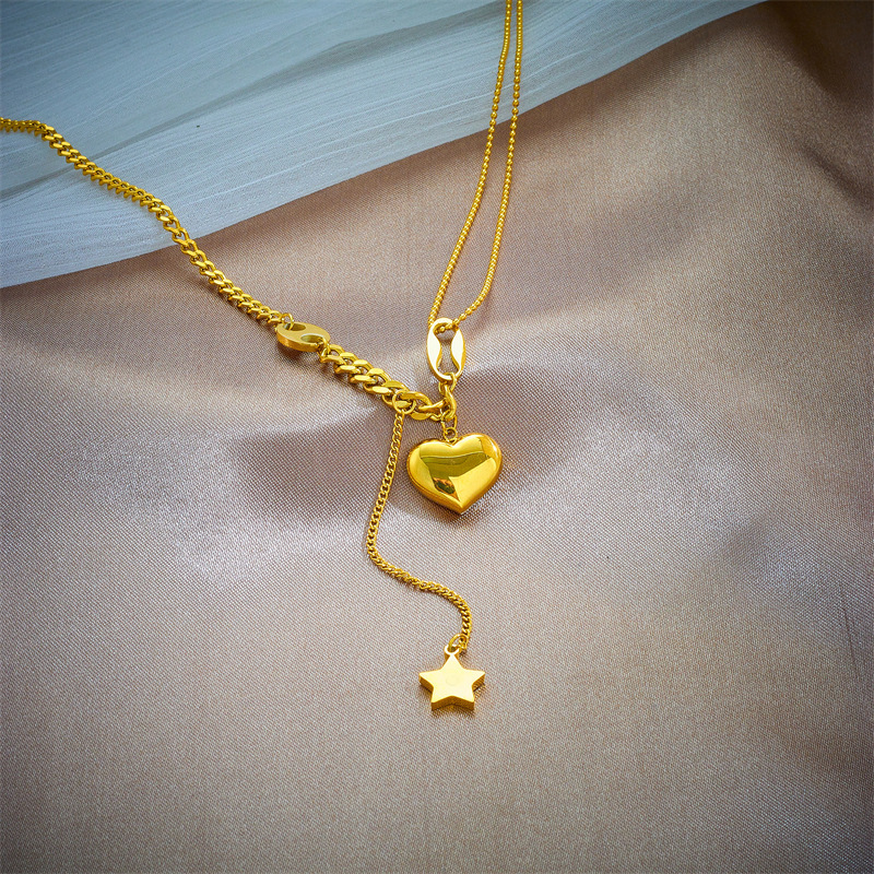 A sophisticated and versatile Japanese and Korean style necklace with star tassels and a three-dimensional heart shape. A unique design with a minimalist aesthetic.