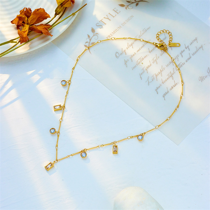 Japanese and Korean minimalist niche fashion square and round diamond-encrusted pendant chain titanium steel jewelry, versatile and exquisite small necklace.