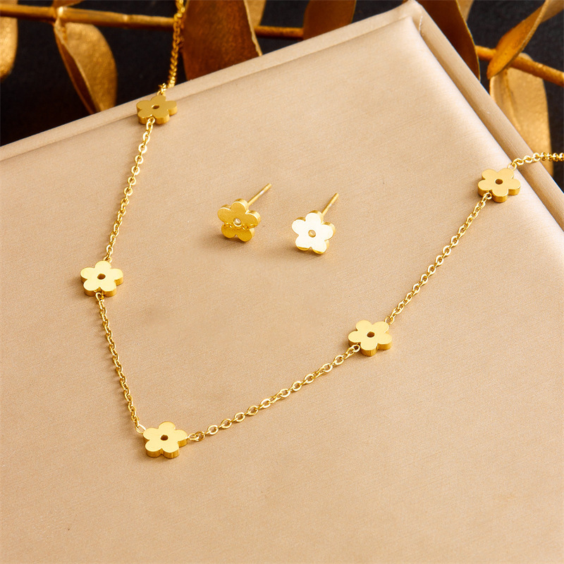 Korean style, simple, fashionable, versatile, glossy gold-plated stainless steel flower accessory chain necklace, earrings, and bracelet set.
