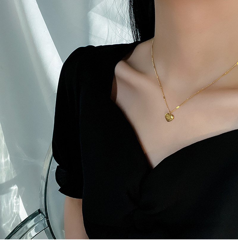 Korean style, fashionable and simple, gold-plated engraved heart pendant, stainless steel chain jewelry, women's necklace.