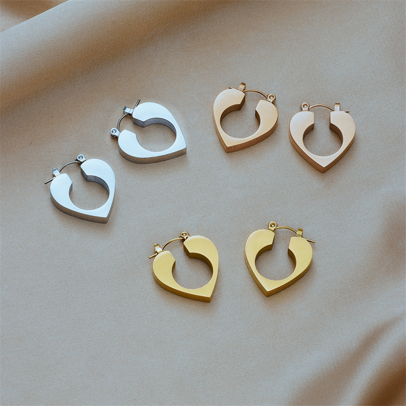 Korean style minimalist niche high-end cool minimalist design hollow heart titanium steel metal versatile earrings