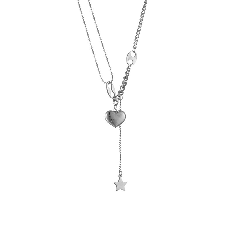A sophisticated and versatile Japanese and Korean style necklace with star tassels and a three-dimensional heart shape. A unique design with a minimalist aesthetic.