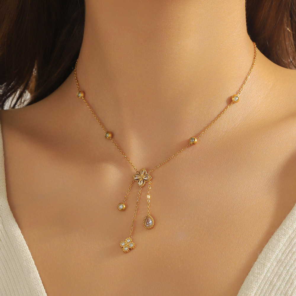 French retro-chic, light luxury, high-end diamond-encrusted teardrop-shaped four-petal flower pendant chain stainless steel clavicle necklace