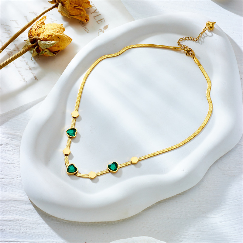 Fashionable, niche, unique design, high-end retro geometric hexagonal accessory, diamond-encrusted heart-shaped clavicle chain, gold-plated necklace.