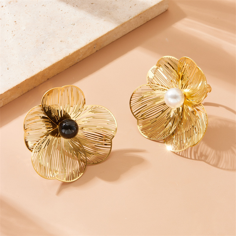 Stylish and elegant pearl necklace, earrings, and ring set featuring openwork petals and a pearl design.