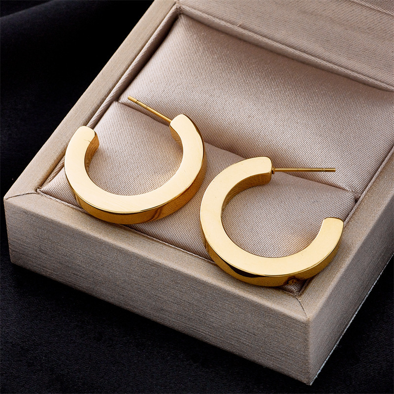Niche fashion minimalist versatile metallic retro style high-end C-shaped three-dimensional titanium steel semi-circular simple stud earrings