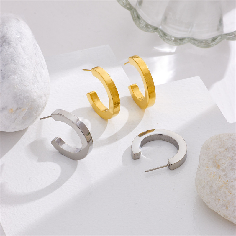 Niche fashion minimalist versatile metallic retro style high-end C-shaped three-dimensional titanium steel semi-circular simple stud earrings
