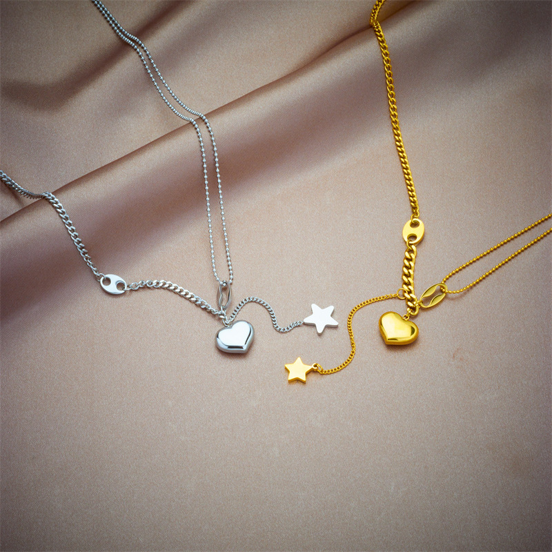A sophisticated and versatile Japanese and Korean style necklace with star tassels and a three-dimensional heart shape. A unique design with a minimalist aesthetic.