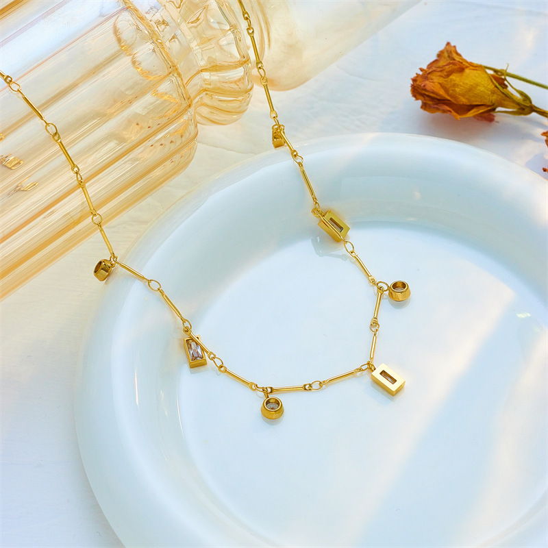 Japanese and Korean minimalist niche fashion square and round diamond-encrusted pendant chain titanium steel jewelry, versatile and exquisite small necklace.