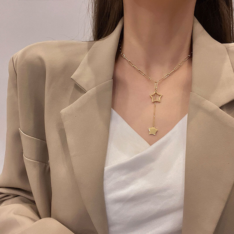 Korean style minimalist and elegant hollowed-out five-pointed star tassel pendant titanium steel necklace, fashionable and versatile, unique clavicle chain.
