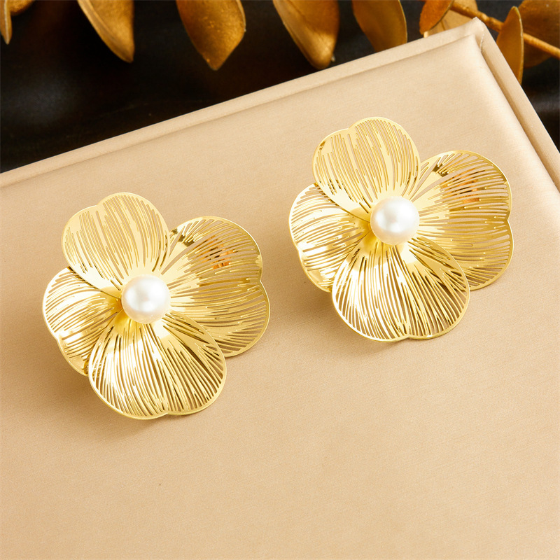 Stylish and elegant pearl necklace, earrings, and ring set featuring openwork petals and a pearl design.