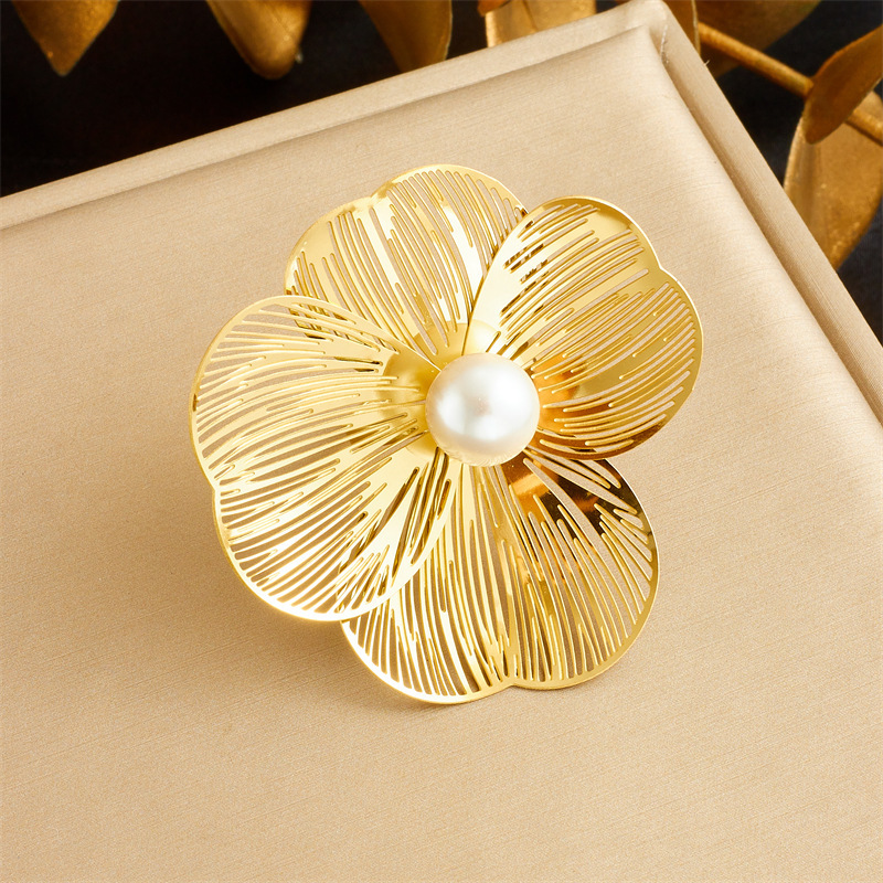 Stylish and elegant pearl necklace, earrings, and ring set featuring openwork petals and a pearl design.