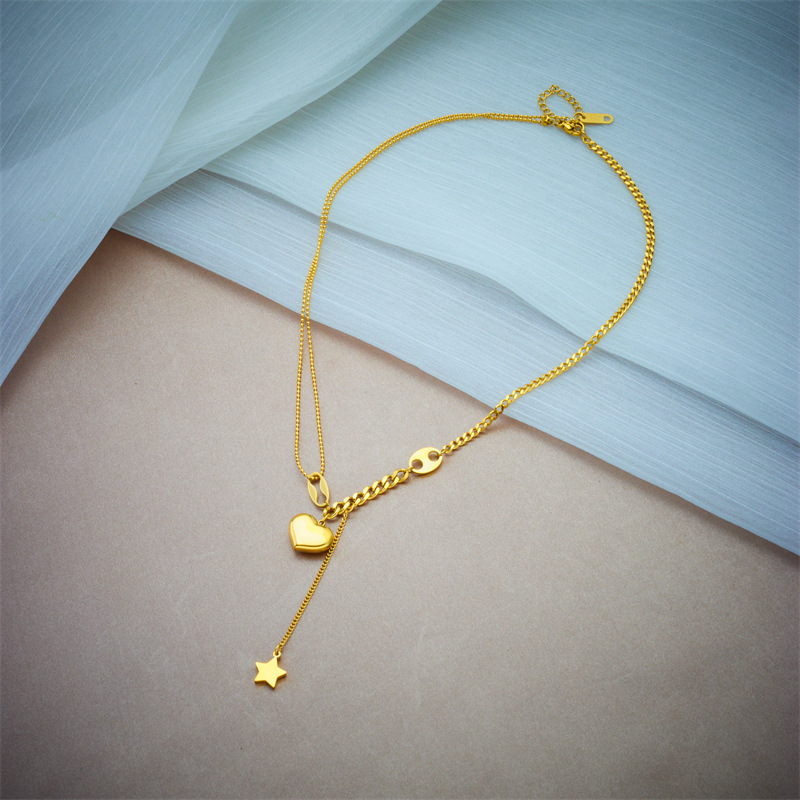 A sophisticated and versatile Japanese and Korean style necklace with star tassels and a three-dimensional heart shape. A unique design with a minimalist aesthetic.
